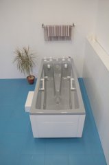 Оптимальный полезный объем ванны и оригинальная форма кровати в виде шезлонга обеспечивают комфортное размещение пациентов с разной комплекцией