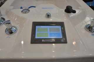 Удобная и понятная панель управления позволяет медицинскому персоналу легко контролировать режимы работы ванны и обеспечивает безопасность в процессе эксплуатации.