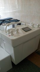 В комплект поставки к ванне «Атланта» входит двухуровневая ступень, которая облегчает заход пациента в ванну.