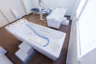 Ступеньки для ванн (двухступенчатая подставка) выполнены из ударопрочного стеклопластика