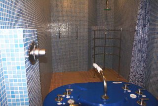 Водолечебная кафедра «Вуокса» (модель «Эконом») в базовой комплектации включает одноструевой душ Шарко, циркулярный душ «Модерн» с дождевым душем, восходящий душ с поясничной форсункой