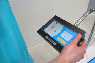 Ванна «АКВАСПА» оборудована поворотным цветным сенсорным ЖК дисплеем, с помощью которого осуществляется программирование всех режимов и непосредственно управление ходом процедуры, как медицинским персоналом, так и самим пациентом