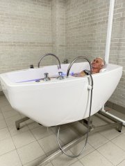 В ванне "Неман" для изменения угла наклона ложа используется электрический привод