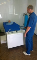 Пароуглекислая ванна «Оккервиль-Комби» оснащена боковыми поручнями, что обеспечивает комфортное и безопасное размещение пациента в ванне.