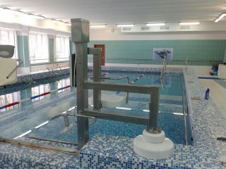 Lift for lowering the patient into the pool (screw)