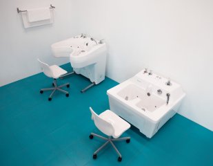 Анатомическая форма ванны позволяет максимально комфортно принимать процедуры.