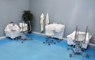 Подъемник для опускания пациента в ванну производства Физиотехника