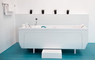 Медицинская ванна Ладога с подводным душ-массажем