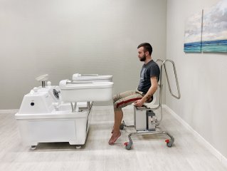 Медицинская четырехкамерная струйно-контрастная ванна в компактном эргономичном дизайне предназначена для проведения струйно-контрастной терапии рук и ног