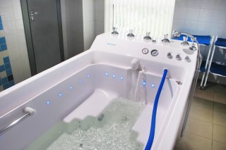 Корпус водолечебной ванны «Гольфстрим» выполнен из высокопрочного стеклопластика