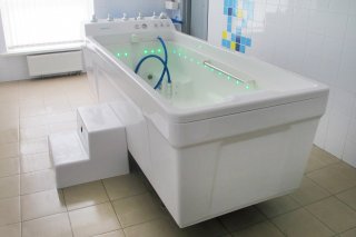 Корпус водолечебной ванны «Гольфстрим» изготовлен из высокопрочного стеклопластика, устойчивого к агрессивным средам
