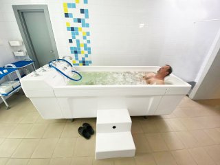 Внутренний размер ванны Гольфстрим - 190 см., что позволяет комфортно разместить пациента как на спине, так и на животе