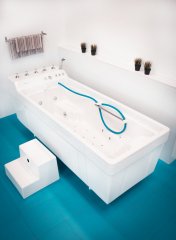 Удобная и интуитивно понятная панель управления ванны Гольфстрим позволяет медицинскому персоналу легко контролировать режимы работы ванны и обеспечивает безопасность во время работы