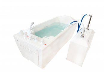 Ванна медицинская бальнеологическая Оккервиль с подголовником. На фото также представлен тангентор для подводного душ-массажа и вакуумного массажа