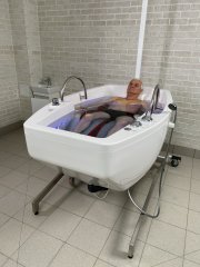 Размещение пациента в ванне "Неман" с люлькой системы подъема и перемещения"Ассистент"