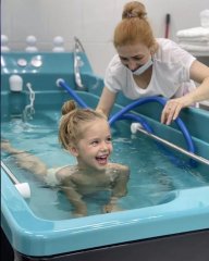 Проведение процедуры подводного душ массажа для детей