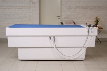 Кушетка спума-спа автоматически регулируется по высоте от 55 до 95 см.